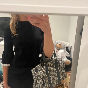 Svart trekvarts tröja  - Jättefin svart trekvartsärmad tröja med vita detaljer!❤️ Passar s-m