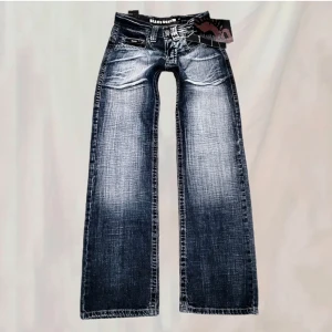 Coola jeans (skriv innan köp) - Midja: 75 Innerbenslängd: 79,5 Grenhöjd: 20 köpte de på Plick men har aldrig använt de! Lapparna var kvar när jag köpte de. Skulle säga att de sitter midwaist och ganska rakt i benen. Det är inte mina bilder utan ägarens innan❗️färgen visas bäst på❗️