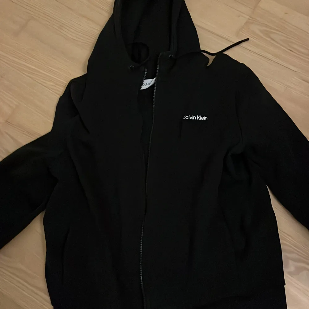 Säljer min Calvin Klein hoddie dom inte kommer t användning skick 9/10 skön hoddie som är snygg. Pris 500. Hoodies.