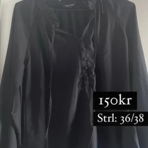 Blus  - Svart blus som passar till alla tillfällen enligt mig! Använd 1-2ggr och alltid vart bekväm i den, varken skaver eller sitter åt sådär jobbigt som en blus kan ha tendens att göra! Jättefina detaljer! 