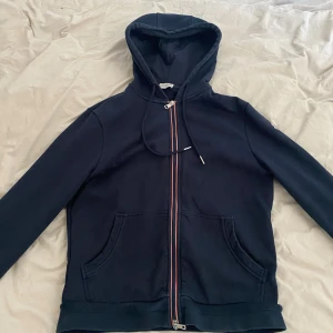 Moncler kofta - Snygg moncler kofta som är i 8/10 skick, storlek M. Skriv vid frågor och bilder.