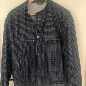 Armani jacka - Supersnygg jeansjacka från Armani. Mycket unik och köpt för 400 euro. Nypris ca 4500 kr. Storlek 52~M