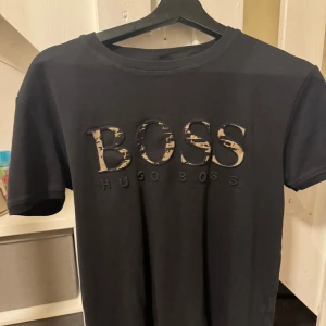 HUGO BOSS T-SHIRT - Snygg Hugo Boss t- shirt. Sitter bra vid bröstkorg och armar, passar storlek S     