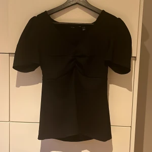 Blus - Säljer denna jättefina blusen från veromoda då den inte kommer till användning. Använd Max 3 ggr.