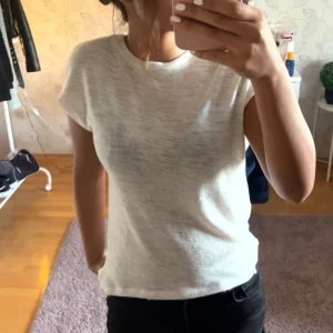 Krämvit finstickad tröja med öppen rygg - Säljer denna jättefina krämvita finstickade tröja med öppning i ryggen från GinaTricot i storlek S pga att jag inte använt den mycket alls. Använd ca 2 gånger. Älskar denna, hör av er om ni är intresserade! 