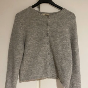 Grå kofta från Ginatricot  - Jättefin grå kofta från Ginatricot. Storlek M. Jättefint skick. Nypris ca 400kr.