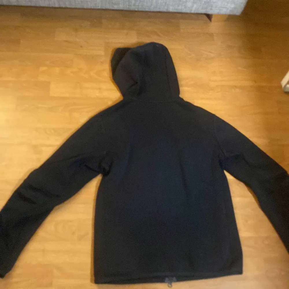 Säljer både min nike fleece och byxorna eftersom använder de knappt. Priset diskuteras. Betalar frakt själv. Hoodies.