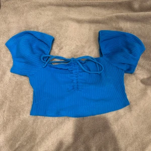 Blå topp - Blå topp från Zara i storlek L. Är lite mindre i passform så passar även någon storlek mindre 💙