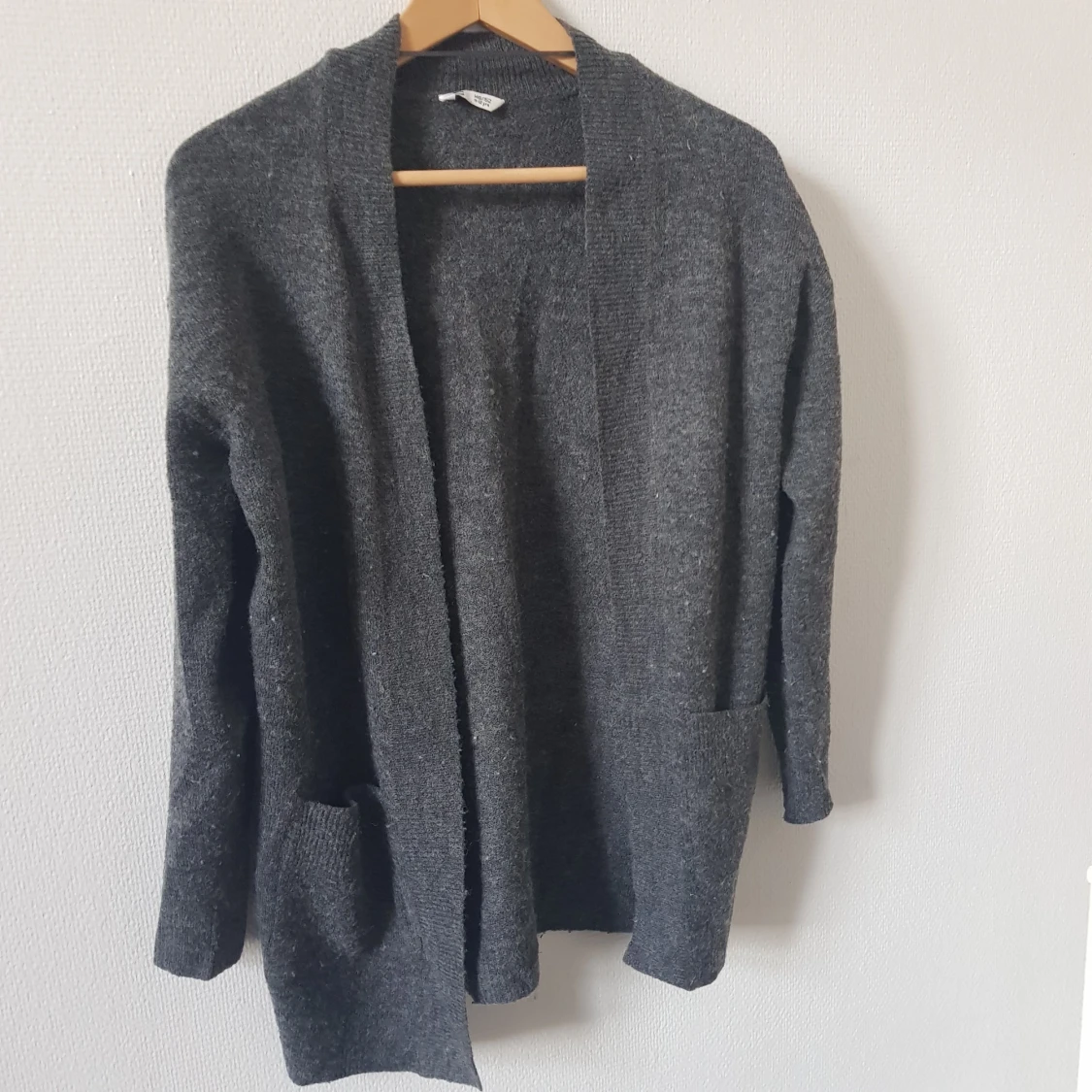 Grå ull-kofta med fickor