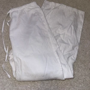 Linnebyxor - Gina Tricot  - Säljer dessa vita linnebyxor från Gina Tricot. Inte använda så mycket så dom är i ett bra skick.