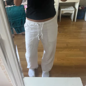 Linnebyxor - Säljer dessa snygga linnebyxor som inte riktigt passar mig, det står storlek 146/152 men skulle säga att det passar som en storlek Xs/ S 🙌🏼 Nypris 400 säljer för 300, använd gärna köp nu 🤗