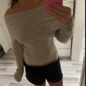 Stickad tröja - Såå söt stickad offshoulder tröja som passar super nu när det börjar bli höst🥰 Aldrig använd så inga defekter. Tror det är storlek S men skulle säga att den funkar från XS-M beroende på hur man vill att den ska sitta💗Hör av er vid ytterligare frågor!