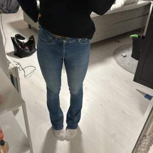 Säljer dessa snygga och sköna bootcut jeans från only använd fåtal gånger, långa i benen 