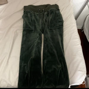  Juicy couture  - Säljer ett par Juicy couture byxor i färgen grön eftersom att det inte kommer till användning i storlek S har Använd de Max 2 gånger. Priset kan vi diskutera om  