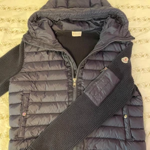 Moncler cardigan  - Hej säljer min Moncler cardigan i marinblå storlek M passar S lika bra inga skador eller nått liknande allt funkar som de ska 