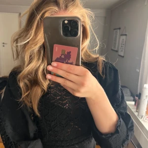 Superfin topp från zara 🙌🏻🙌🏻 - En väldigt fin topp från zara med fina mäster på hela tröjan och armarna. Mycket fin nu till hösten!! Armen är i 3/4. Är i mycket fint skick 💕💕