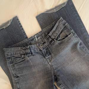 jättesnygga jeans, köpta second hand men tyvärr för korta på mig som är ca 167. Lågmidjade och liten bootcut