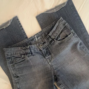 snygga jeans - jättesnygga jeans, köpta second hand men tyvärr för korta på mig som är ca 167. Lågmidjade och liten bootcut