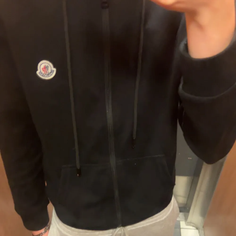 Moncler zip hoodie i väldigt gott skick. Andvända max 5 gånger. Strlk L men passar som S-M.  Bara att skrica om ni har några funderingar eller frågor  Ifykyk  . Hoodies.