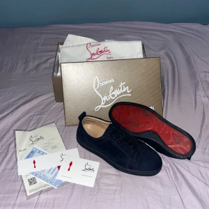 Christian loubs  - Säljer eftersom de har blivit för små. Skick 8:10 sulorna har blivit lite mörka (svarta) annars är skicket väldigt bra. Allt og följer med dustbags, kvitton, box och extra grejer. Pris kan diskuteras vid snabb affär. Dm för frågor. 