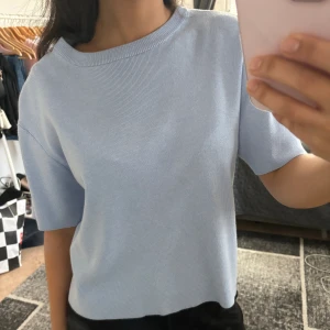 Finstickad blå tröja - Så gott som ny knappt använd 