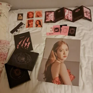 Blackpink kill this love black ver+freebies - Bra skick  Freebies: Blackpink brosch Blackpink klistermärken  Extra photocard 20 kort 