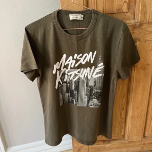 Maison Kitsuné t-shirt - Olivgrön Maison Kitsune tischa med fett tryck! Är 185cm & 70kg | Fits S/M | Nypris: 1299kr - Mitt pris 499kr 
