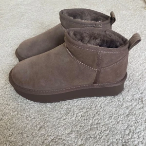 Platå mocka skor  - Perfekta skor nu till det kallare vädret, liknar de populära uggs men är från dinsko💕 Är endast använda en gång när jag gick till bilen men passade tyvärr inte i storleken 🥰  Skriv gärna privat för frågor⭐️