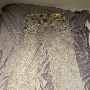 helt ny köpta polar jeans med en feeet wash, använda 2 gånger. Inget slitage alls.