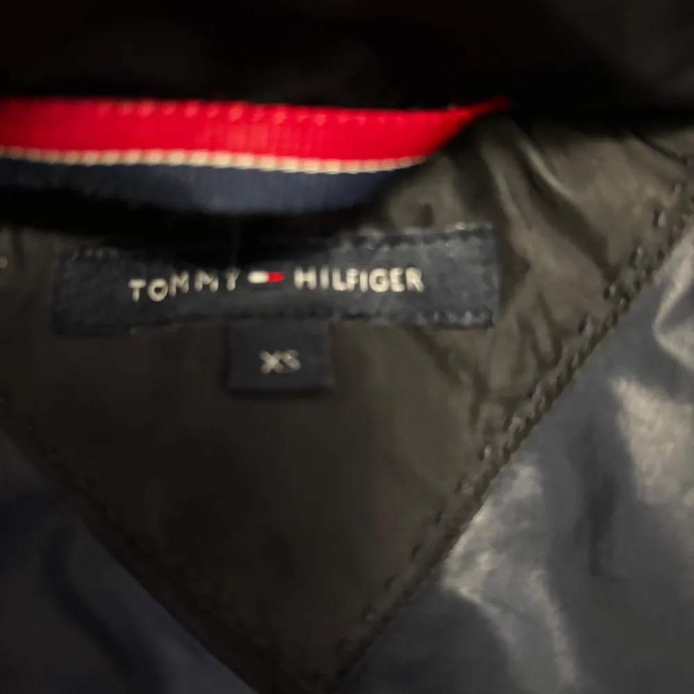 Säljer en snygg mörkblå dunjacka från Tommy Hilfiger i storlek XS. Perfekt för kalla vinterdagar. Passar för folk mellan XS och S. 🩷. Takit.