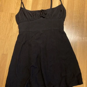 Klänning  - Kort klänning från Urban outfitters  Resår i ryggen och knytband fram