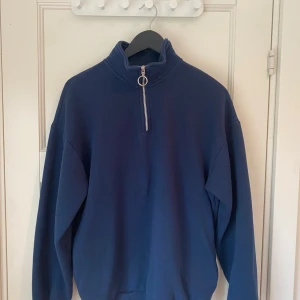 Blå Tjocktröja Bershka - Skön tröja i bra skick, storlek S