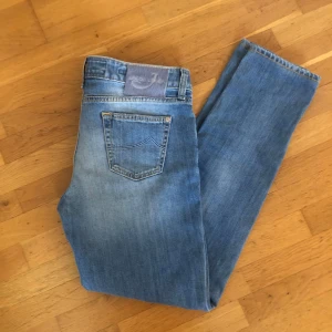 Jacob Cohen jeans blå  - Ett par riktigt stiliga Jacob Cohen jeans 🐴 Dem är i andvänt skick, men fof väldigt bra… En grej som jag la märke till är att dem har väldigt små fickor, sedan är dem overall ganska små. 🙌 Har du fler frågor på mått osv är de bara att kontakta 😊