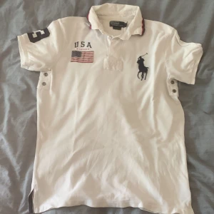 Cheif keef usa polo - Ralph lauren chief keef polo med usa flagga. Tröjan är i storlek M men sitter lite mindre. Osäker om vill sälja för den passa mig bra men vi får se. Skriv om ni har frågor eller om ni vill ha fler bilder så fixar jag!!