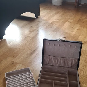 Smyckeskrin  - Svart "läder utsida" med guldig öppning och ljusrosa insida. Som 2 våningar (se bild). Från Glitter och orginal pris är 500kr. Jättefint och mycket bra skick!🤗🤗 Lägg gärna prisförslag!