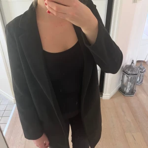 Så fin svart kappa - Jättefin svart kappa som tyvärr aldrig kommer till användning. Kappan är i mycket bra skick, skriv gärna vid frågor eller för fler bilder!