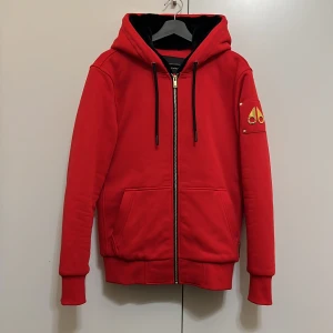 Moose Knuckles Bunny - Helt ny och oanvänd Moose Knuckles. Köpt förra månaden men gillade den inte, så jag vill sälja den och köpa något annat. NFC fungerar. Om du har några frågor, tveka inte att fråga!