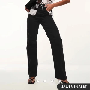 Svarta raka jeans  - säljer pga för stora när ja testade 1 gång, har fortfarande påsen kvar. 