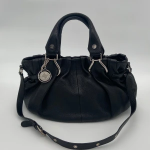 Celine axelväska/handväska - Celine Hand Bag  Skick: A/B, väldigt fint vintage skick. Se alltid bilder för egen uppfattning.  Serienummer: WC-AT-0039  Sku: V016  Mått: B38cm x H25cm x D9cm  