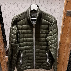 Grön jacka från Sail Racing - Säljer en snygg grön jacka från Sail Racing.  Perfekt för höst och vinter!