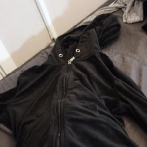 Svart hoodie med dragkedja - Säljer en svart hoodie i mycket bra skick. Den har en dragkedja framtill och en praktisk huva med snörning. Perfekt för höst och vår, och passar till både vardag och träning. Storleken är normal och materialet känns mjukt och bekvämt.