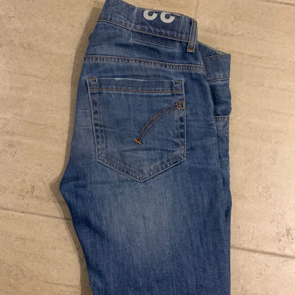 Säljer dessa tvärfeta dondup jeans efter som jag tyvärr växt ur dem. Det är size 33 men skull säga att det kanske motsvarar ungefär 30W32L. Den sista bilden visar bäst vilken färg det är på jeansen för bilderna såg lite mörka ut. Hojta till vid frågor! Priset kan möjligtvis diskuteras. Jeans & Byxor.