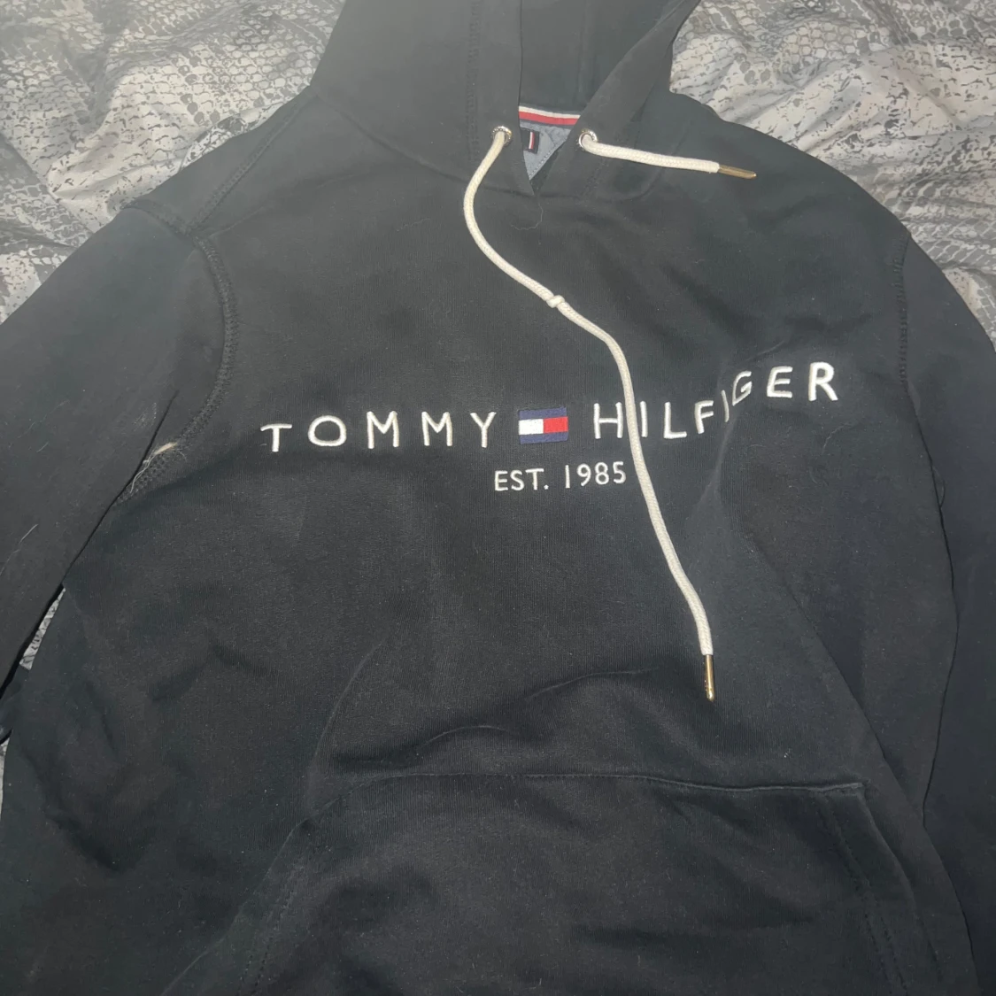 Svart hoodie från Tommy Hilfiger