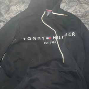 Svart hoodie från Tommy Hilfiger - Storlek s men passar M