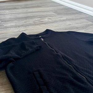 Skön Tröja - Säljer min tröja som är basic och lätt matchande med kläder både färg vist och i stil.   Endast: 99