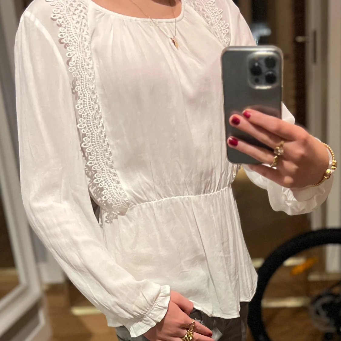Vit blus med fina detaljer🤍 - 90