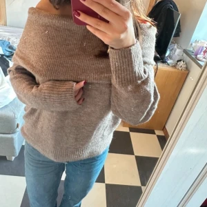 stickad tröja  - säljer denna så snygga stickade off shoulder tröjan i en perfekt brun färg! 