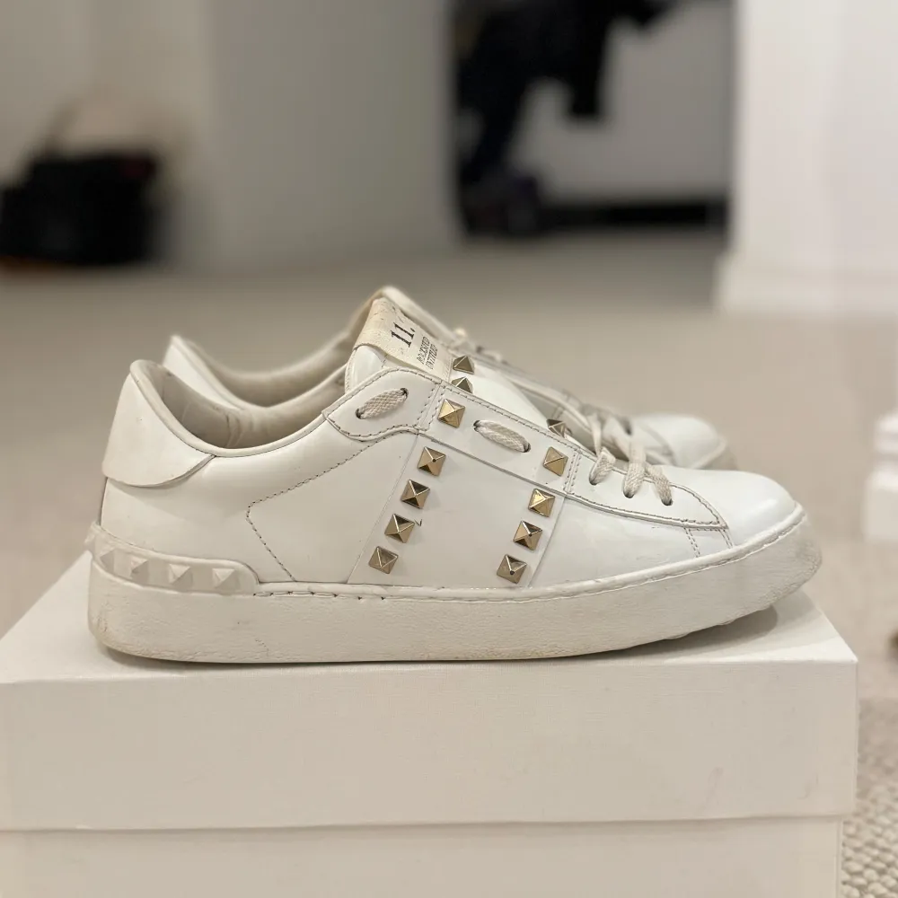 Valentino sneakers i storlek 38!  Skorna är i väldigt bra skick. Endast använt skorna vid fem tillfällen under 4 år! Därav mycket gott skick. . Skor.