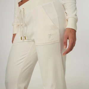 juicy couture byxor - säljer vita juicy couture byxor i storlek M, dem är i bra skick och inte använda så mycket🤍