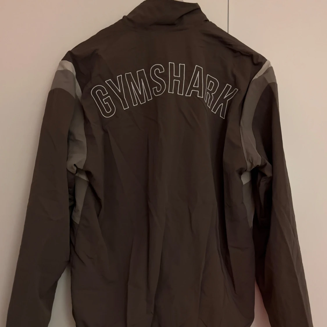 Brun vindjacka från Gymshark - 90